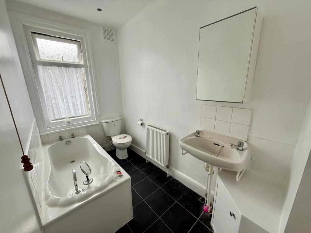 Lot: 53 - FREEHOLD PROPERTY ARRANGED AS TWO FLATS - First floor bathroom with W.C.